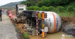 廣西百色：液氨運輸罐車高速路側翻 消防緊急處置